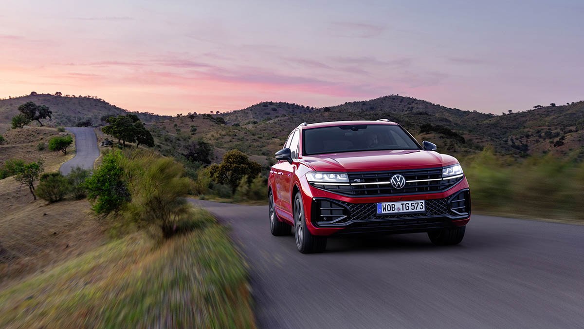 Volkswagen Touareg R-Line do van hanh tren duong doi nui luc hoang hon