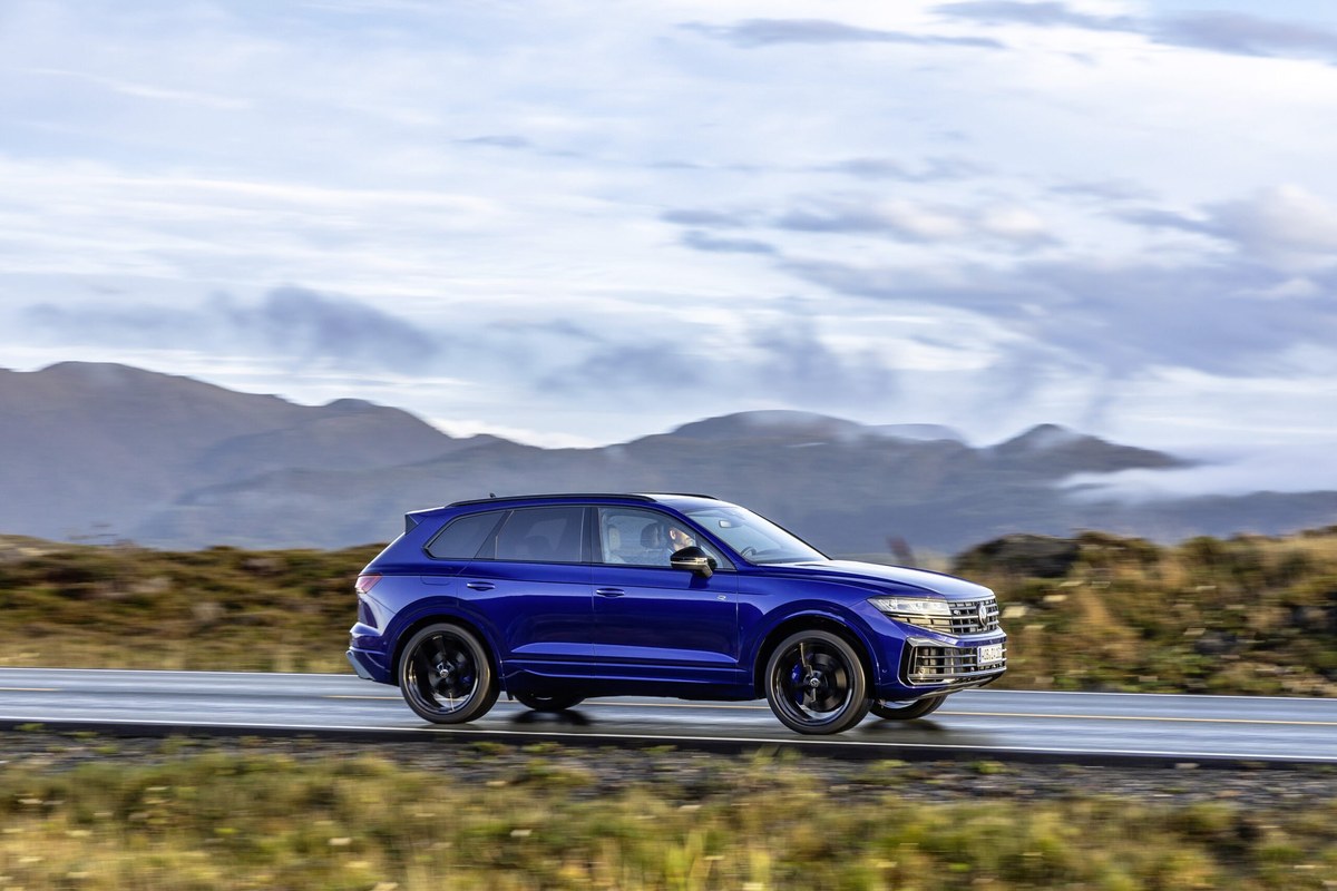 Volkswagen Touareg R-Line xanh chay tren duong nui 7 che do lai