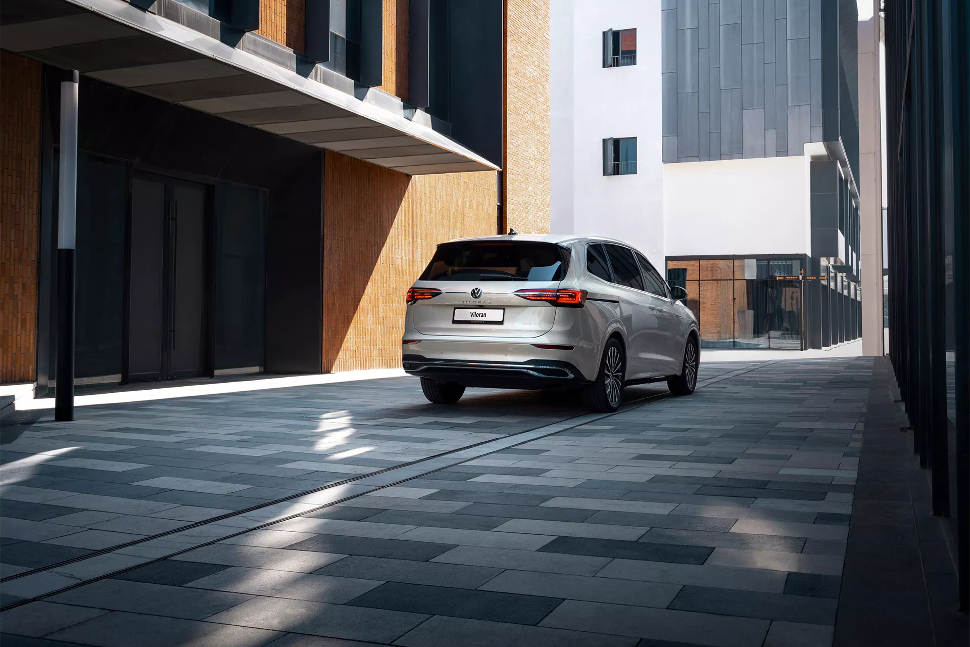 Volkswagen Viloran duoi xe nhin tu phia sau toa nha hien dai