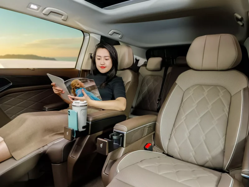 Volkswagen Viloran ghe hang thuong gia nu doanh nhan thu gian voi may tinh bang panoramic sunroof
