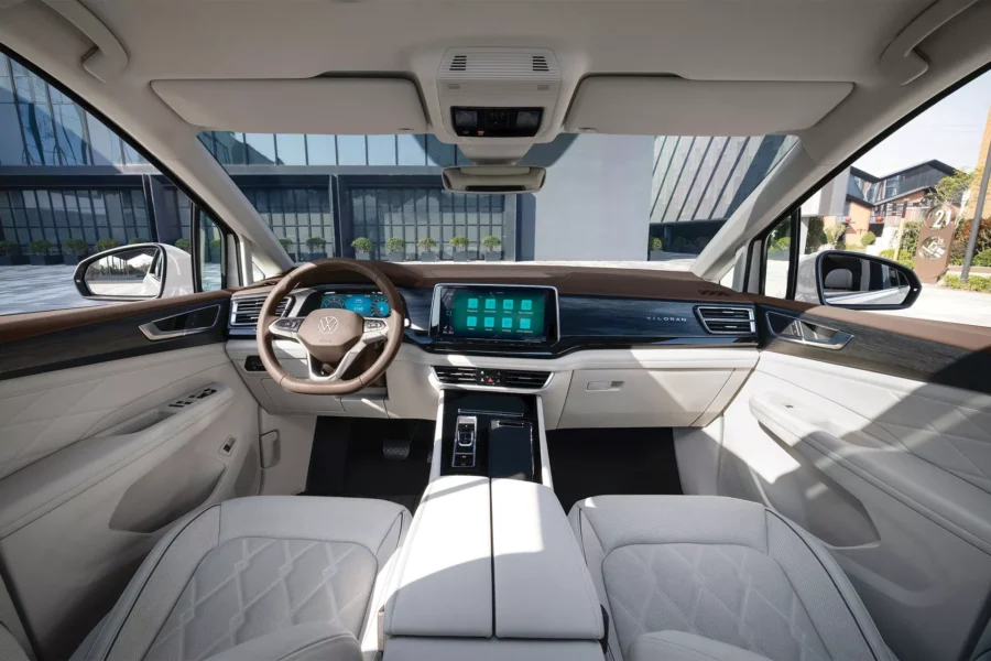 Volkswagen Viloran noi that toan canh cabin trang dong ho ky thuat so man hinh giai tri